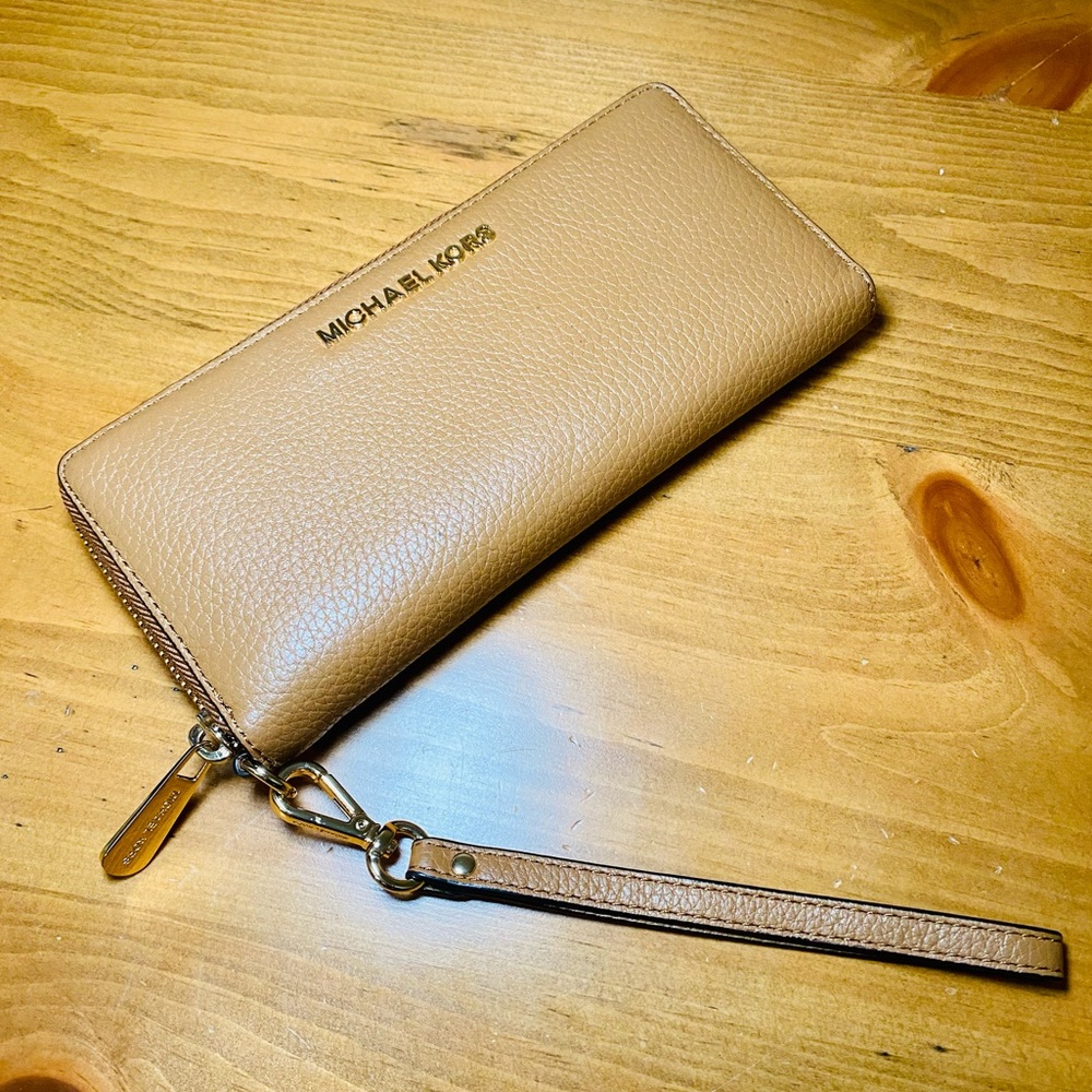 EUC Michael Kors Camel Brown Saffiano Leather Continental Wristlet